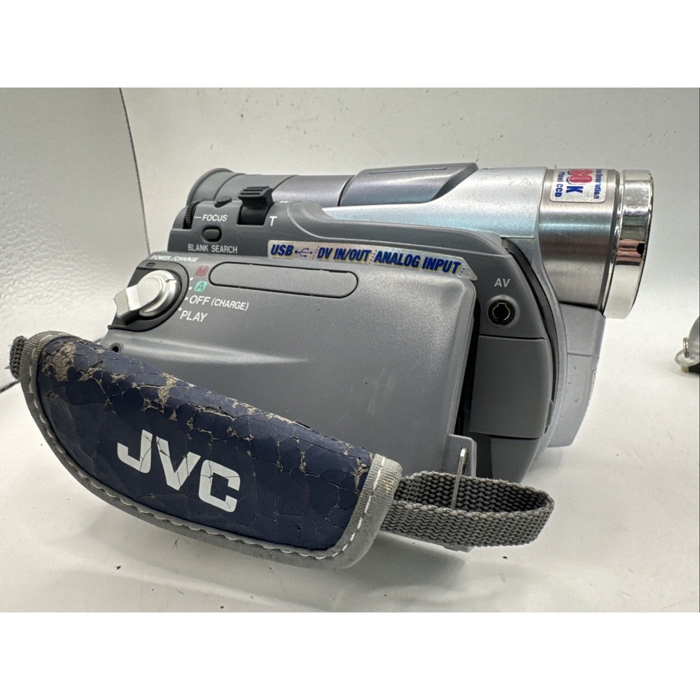 JVC GR-DVM90U 2.5-in LCD MiniDV Progressive Scan 200x Digital Zoom Camcorder - Picture 3 of 10